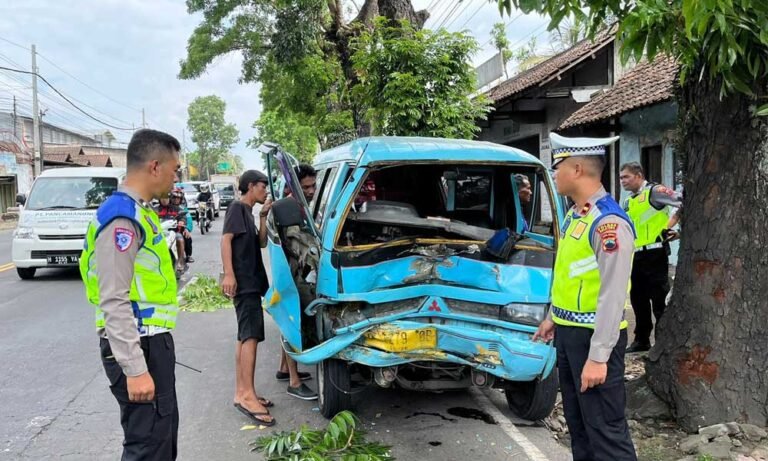 Kecelakaan lalu lintas terjadi di Jalan Sukarno Hatta, dekat Toko Ban Satria, Cebongan, Argomulyo, Kota Salatiga, pada Selasa, 1 Juli 2025, yang melibatkan Mitsubishi Colt Angkota dan Suzuki Ertiga. Pengemudi Mitsubishi Colt, Heri Susanto, mengalami luka pada kaki kanan dan dilarikan ke RSUD Kota Salatiga, sementara pengemudi Suzuki Ertiga, Priyo Jatmiko, selamat tanpa luka.