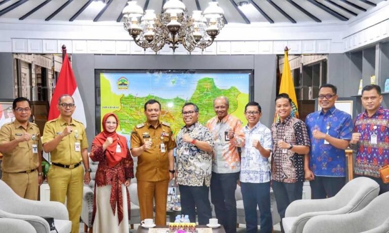 Lembaga penyiaran dinilai tetap memegang peran penting dalam menyampaikan informasi yang seimbang dan menjalankan fungsi kontrol sosial di tengah masyarakat, sebagaimana ditegaskan Gubernur Jawa Tengah Ahmad Luthfi saat menerima audiensi Komisioner KPID Jateng di kantornya pada Senin, 28 Juli 2025.