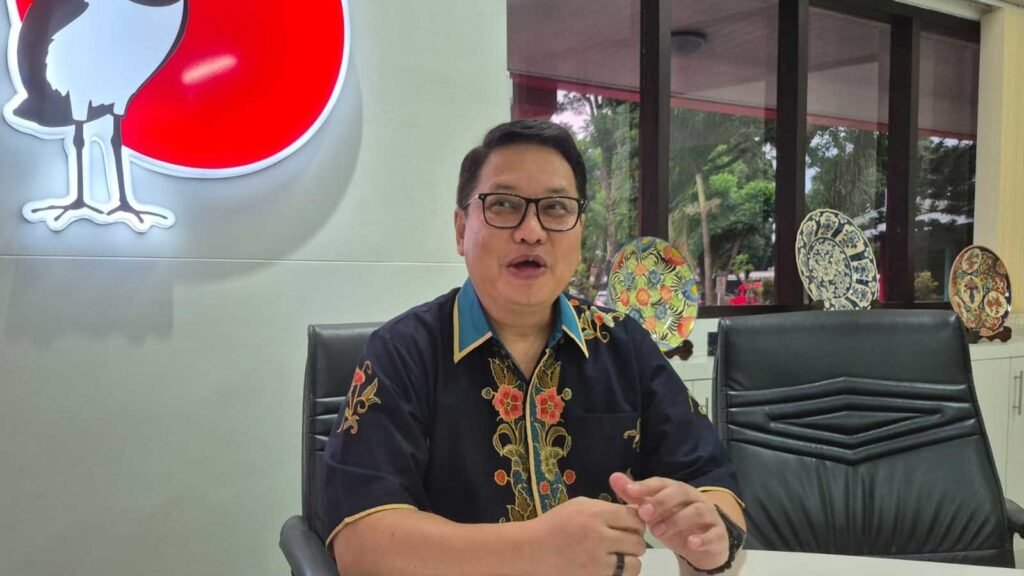 PT Kievit Indonesia memilih pendekatan ramah lingkungan dengan menerapkan prinsip "tebang satu pohon, tanam tiga pengganti" sebagai komitmen menjaga kelestarian alam, berbeda dengan perusahaan industri lain yang fokus pada target produksi. Direktur Utama PT Kievit Indonesia, H. Aryono Bambang Ardhyo, menjelaskan bahwa kebijakan ini adalah warisan tradisi perusahaan yang dijalankan secara konsisten, seperti saat ia menanam sembilan pohon sebagai ganti tiga pohon yang ditebang untuk pembangunan toilet karyawan di pabrik mereka yang berlokasi di Salatiga.