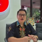 PT Kievit Indonesia memilih pendekatan ramah lingkungan dengan menerapkan prinsip "tebang satu pohon, tanam tiga pengganti" sebagai komitmen menjaga kelestarian alam, berbeda dengan perusahaan industri lain yang fokus pada target produksi. Direktur Utama PT Kievit Indonesia, H. Aryono Bambang Ardhyo, menjelaskan bahwa kebijakan ini adalah warisan tradisi perusahaan yang dijalankan secara konsisten, seperti saat ia menanam sembilan pohon sebagai ganti tiga pohon yang ditebang untuk pembangunan toilet karyawan di pabrik mereka yang berlokasi di Salatiga.