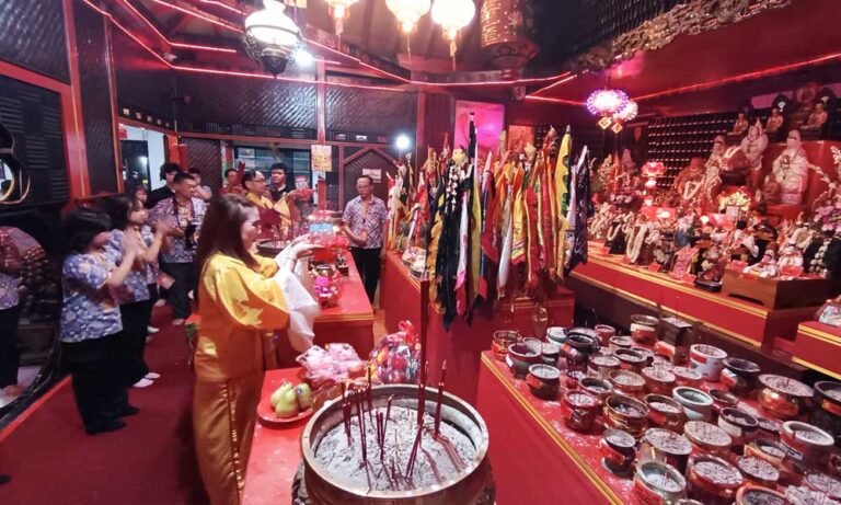 Peringatan HUT ke-60 Tempat Ibadah Tri Dharma (TITD) Sri Kukus Redjo Gunung Kalong berlangsung khidmat dan semarak dalam balutan doa bersama dan perayaan Laa Gwee Cap Kouw yang diikuti ratusan umat dari unsur Khonghucu, Buddha, dan Tao. Acara ini diselenggarakan oleh Yayasan TITD Sri Kukus Redjo Gunung Kalong dan dipimpin oleh Ketua Yayasan, Tjoa Lie Lie, yang turut mengoordinasi rangkaian kegiatan. Kegiatan tersebut digelar di Vihara Gunung Kalong, Ungaran Timur, Kabupaten Semarang, pada Sabtu malam, 12 Juli 2025.
