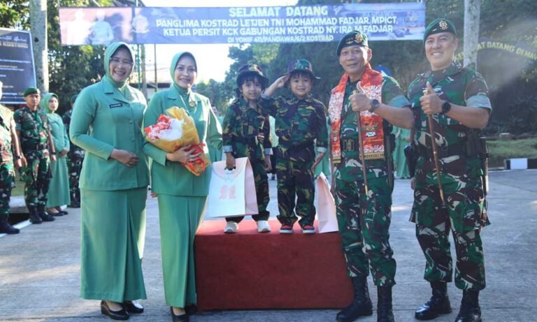Panglima Kostrad Letjen TNI Mohammad Fadjar bersama Ketua Persit KCK Gabungan Kostrad Ira M Fadjar dan rombongan melaksanakan kunjungan kerja perdana ke Markas Batalyon Infanteri 411/Pandawa/6/2 Kostrad di Jalan Veteran No 01, Salatiga, Jawa Tengah pada Rabu (9/7/2025) untuk mempererat silaturahmi sekaligus memberikan motivasi kepada prajurit.