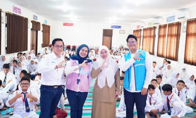 PLN Icon Plus SBU Regional Jawa Bagian Tengah hadir sebagai guru tamu dalam kegiatan Masa Pengenalan Lingkungan Sekolah (MPLS) di SMP Negeri 4 Yogyakarta pada Senin, 14 Juli 2025 untuk mendukung peningkatan literasi digital pelajar baru angkatan 2025. Kegiatan ini bertujuan memberikan pemahaman sejak dini tentang penggunaan internet dan media sosial yang sehat, pengawasan gawai, serta pentingnya keamanan data pribadi.