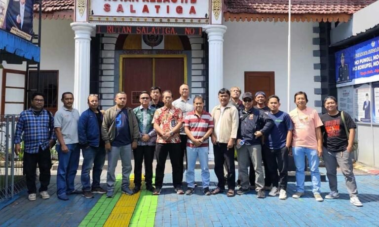 Untuk mempererat hubungan antara Rumah Tahanan dan media, Kepala Rutan Salatiga Anton Adi Ristanto mengadakan silaturahmi dengan para wartawan di Kota Salatiga pada Jumat (11/07/2025) dalam acara sarasehan santai di lingkungan Rutan