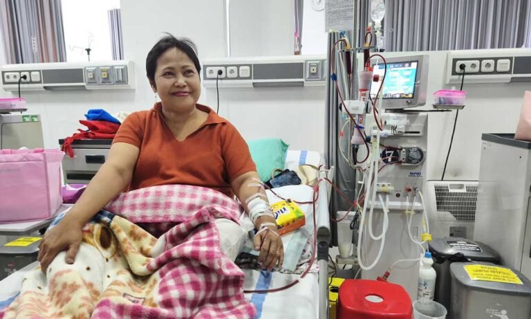 Mesin hemodialisa di RSUD dr. Gondo Soewarno Ungaran menjadi penyambung hidup bagi Ibu Anik asal Jambu Ambarawa dan pasien lainnya yang setiap Selasa dan Jumat pagi rutin menjalani cuci darah, seperti Roudhotul Inayah dan Stefanus Purnomo. Di kota Ungaran, pada Selasa dan Jumat pagi, ruang dialisis menjadi saksi perjuangan pasien gagal ginjal kronis yang kini terbantu oleh program Jaminan Kesehatan Nasional (JKN) dari BPJS Kesehatan.