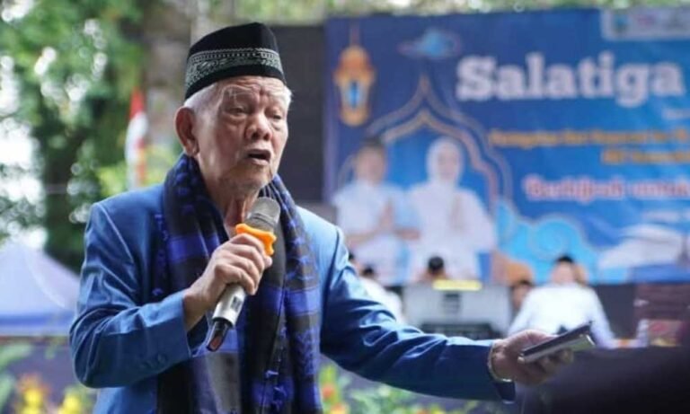 Dalam rangka memperingati Hari Koperasi Nasional, Hari Jadi Kota Salatiga, dan HUT ke-80 Republik Indonesia, Pemerintah Kota Salatiga menggelar pengajian akbar bertajuk “Salatiga Mengaji: Berhijrah untuk Salatiga BEDA” yang dihadiri ribuan peserta dari berbagai kalangan, termasuk Wali Kota dr. Robby Hernawan, Forkopimda, ASN, hingga santri, di halaman Kantor Wali Kota Salatiga pada Rabu, 30 Juli 2025.
