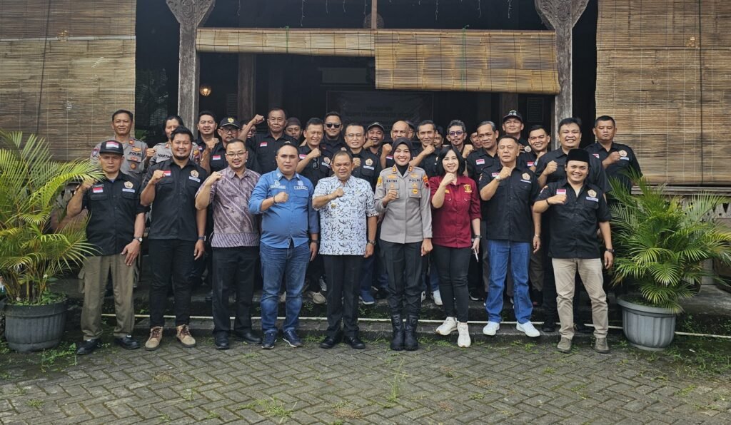 Kehadiran Pokdarkamtibmas (Kelompok Sadar Keamanan dan Ketertiban Masyarakat) di Kabupaten Semarang menjadi upaya nyata untuk mendukung tugas kepolisian dalam menjaga keamanan dan ketertiban masyarakat sebagai mitra strategis Polri. Kapolres Semarang, AKBP Ratna Quratul Ainy S.I.K., M.Si., menyampaikan hal ini dalam acara Sarasehan FKPM “Kelompok Sadar Kamtibmas Kabupaten Semarang” yang digelar di Masdro Kopi & Resto, Jalan Patimura, Bandarjo, Ungaran, pada Jumat, 11 Juli 2025. I