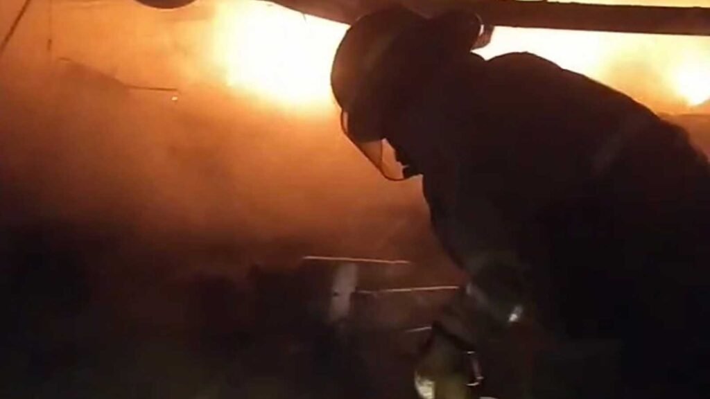 Kandang ayam broiler berkapasitas 55.000 ekor milik Catur (57), warga Dusun Jlegong, Desa Ngadikerso, Kecamatan Sumowono, Kabupaten Semarang, ludes terbakar pada Kamis (3/7/2025) dini hari, menyebabkan kerugian diperkirakan mencapai Rp3 miliar meskipun tidak ada korban jiwa.