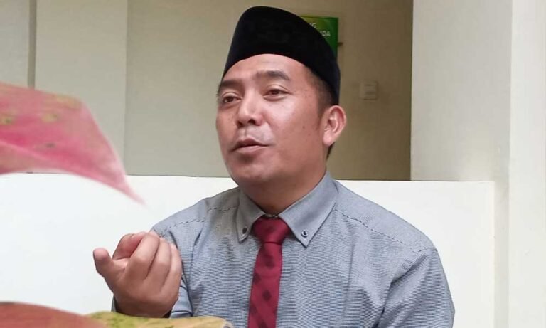 Pengadilan Agama Ambarawa mencatat sebanyak 1.074 pengajuan perceraian hingga pertengahan tahun 2025, sebagaimana disampaikan oleh Kepala PA Ambarawa, Muh Irfan Husaeni, di Kantor PA Ambarawa pada Selasa, 1 Juli 2025. Data ini mendekati setengah dari total kasus perceraian tahun 2024 yang mencapai sekitar 2.000 perkara, yang terjadi karena faktor rendahnya tingkat pendidikan mayoritas penggugat cerai, khususnya yang berpendidikan SD dan SMP.
