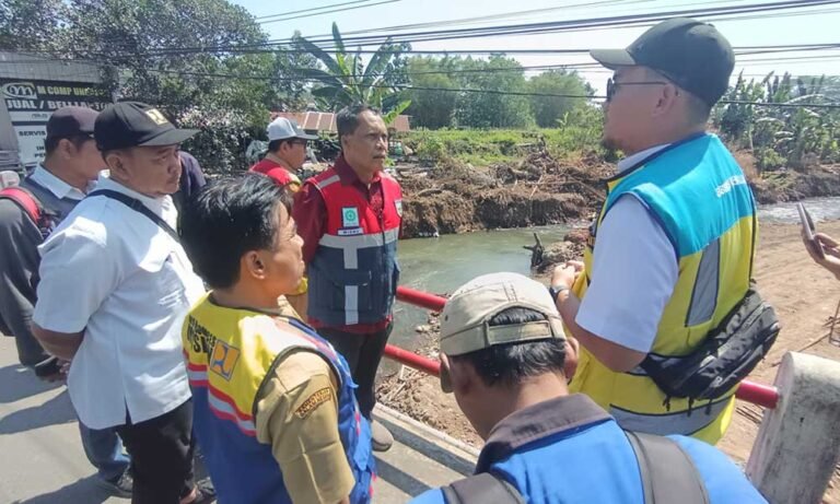 Komisi C DPRD Kabupaten Semarang melakukan inspeksi mendadak ke proyek normalisasi Sungai Kali Garang di wilayah Sembungan, Kelurahan Ungaran pada Senin (21/7/2025) untuk meninjau langsung penanganan banjir yang kerap terjadi di daerah tersebut. Sidak dipimpin oleh Ketua Komisi C, Wisnu Wahyudi, yang menyampaikan apresiasi kepada BBWS Pemali Juana, namun mengkritisi perubahan pelaksanaan proyek yang lebih fokus pada pembangunan talud daripada pengerukan sedimentasi, padahal sedimen tebal menjadi persoalan utama banjir.