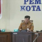 Wali Kota Salatiga, dr. Robby Hernawan, bersama jajaran Pemkot mengikuti rapat koordinasi pelaksanaan Program Makan Bergizi Gratis (MBG) di Ruang Kalitaman Gedung Setda pada Selasa, 15 Juli 2025, guna mempercepat progres program yang masih tergolong rendah di Kota Salatiga. Rapat ini melibatkan SPPI Provinsi Jawa Tengah dan menghadirkan paparan mengenai teknis pelaksanaan MBG, termasuk kebutuhan 21 dapur umum (SPPG) berdasarkan jumlah penerima manfaat di tiap kecamatan.