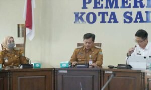 Wali Kota Salatiga, dr. Robby Hernawan, bersama jajaran Pemkot mengikuti rapat koordinasi pelaksanaan Program Makan Bergizi Gratis (MBG) di Ruang Kalitaman Gedung Setda pada Selasa, 15 Juli 2025, guna mempercepat progres program yang masih tergolong rendah di Kota Salatiga. Rapat ini melibatkan SPPI Provinsi Jawa Tengah dan menghadirkan paparan mengenai teknis pelaksanaan MBG, termasuk kebutuhan 21 dapur umum (SPPG) berdasarkan jumlah penerima manfaat di tiap kecamatan.