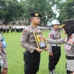 Kapolres Salatiga AKBP Veronica memimpin langsung Upacara Pemberhentian Tidak Dengan Hormat (PTDH) terhadap Aipda Ika Fajar Mulyanto di Lapangan Bhayangkara Polres Salatiga pada Senin (7/7/2025) sebagai sanksi atas pelanggaran berat yang mencederai kehormatan institusi Polri.