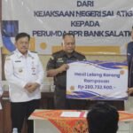 Wali Kota Salatiga Robby Hernawan menyaksikan penyerahan hasil lelang barang rampasan Tipikor dari Kejaksaan Negeri Salatiga kepada Perumda BPR Bank Salatiga di Kantor Kejari Salatiga pada Rabu, 2 Juli 2025, yang bertujuan untuk menambah modal usaha Bank Salatiga agar bermanfaat bagi rakyat kecil, khususnya pelaku UMKM.