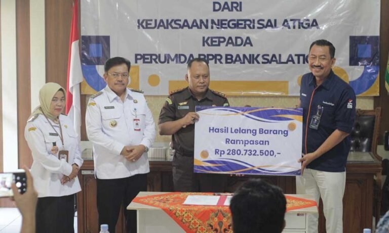 Wali Kota Salatiga Robby Hernawan menyaksikan penyerahan hasil lelang barang rampasan Tipikor dari Kejaksaan Negeri Salatiga kepada Perumda BPR Bank Salatiga di Kantor Kejari Salatiga pada Rabu, 2 Juli 2025, yang bertujuan untuk menambah modal usaha Bank Salatiga agar bermanfaat bagi rakyat kecil, khususnya pelaku UMKM.