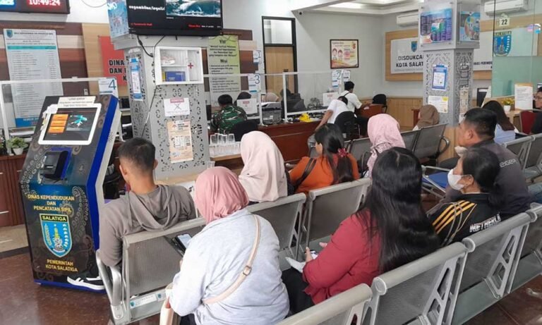 Maraknya modus penipuan yang mengatasnamakan Dinas Kependudukan dan Pencatatan Sipil (Disdukcapil) menjadi perhatian serius, sehingga Kepala Disdukcapil Kota Salatiga, Noegroho Agoes Setijono, mengimbau masyarakat agar lebih waspada terhadap permintaan data pribadi untuk aktivasi Identitas Kependudukan Digital (IKD).