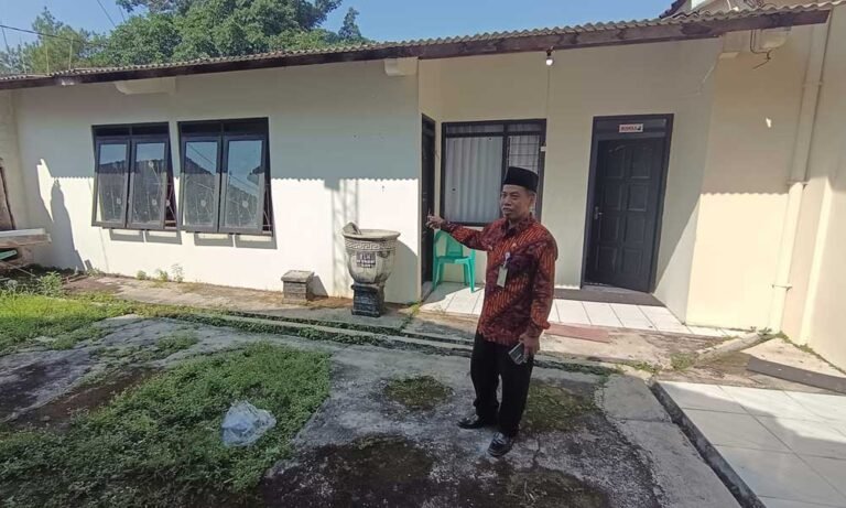 Kelurahan Susukan, Kecamatan Ungaran Timur, Kabupaten Semarang, pada Jumat (11/7/2025) tengah mempersiapkan pembentukan Koperasi Merah Putih (KMP) sebagai wadah penguatan ekonomi kerakyatan. Lurah Suhartono bersama tim telah membentuk struktur organisasi koperasi beranggotakan 10 orang dan menyusun AD/ART sesuai arahan dari Diskumperindag.