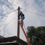 PLN Icon Plus melalui SBU Regional Jawa Bagian Tengah melakukan penataan dan perbaikan kabel fiber optik (FO) di depan Perumahan Graha Meteseh, Boja, pada Kamis (10/7/2025) sebagai bagian dari komitmen menjaga kualitas layanan dan keamanan infrastruktur telekomunikasi. Kegiatan ini dilakukan oleh Tim Serpo PLN Icon Plus wilayah Kendal setelah hasil monitoring menemukan kabel yang menggantung dan berpotensi membahayakan serta merusak estetika lingkungan.