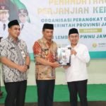 PWNU Jawa Tengah bersama Pemerintah Provinsi Jawa Tengah menandatangani perjanjian kerja sama strategis lintas sektor di Gedung PWNU Jateng, Jalan Dr. Cipto 180 Semarang, pada Selasa, 22 Juli 2025, dengan tujuan memperkuat sinergi pembangunan keumatan secara konkret.