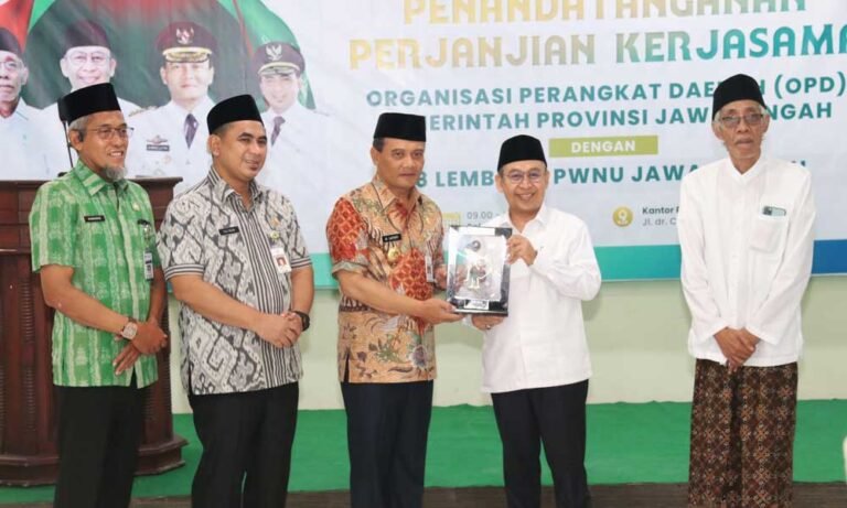 PWNU Jawa Tengah bersama Pemerintah Provinsi Jawa Tengah menandatangani perjanjian kerja sama strategis lintas sektor di Gedung PWNU Jateng, Jalan Dr. Cipto 180 Semarang, pada Selasa, 22 Juli 2025, dengan tujuan memperkuat sinergi pembangunan keumatan secara konkret.
