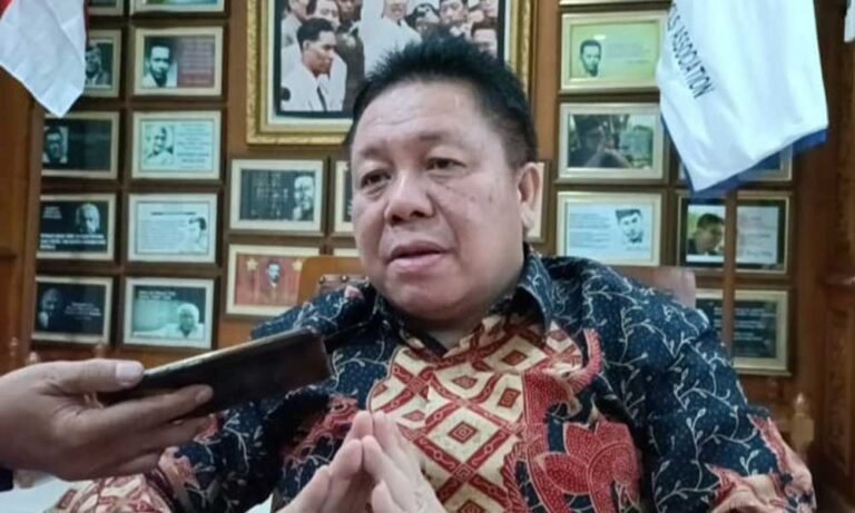 DPRD Kota Salatiga menggelar Rapat Paripurna Istimewa dalam rangka Peringatan Hari Jadi Ke-1275 Kota Salatiga di Lapangan Pancasila pada Kamis, 24 Juli 2025, sebagai bentuk penghormatan kepada warga. Acara ini dihadiri oleh tokoh penting seperti KGPAA Mangkunegara X dan Yasip Khasani mewakili Gubernur Jawa Tengah. Berlangsung di jantung kota, kegiatan ini menjadi momen perayaan masyarakat.