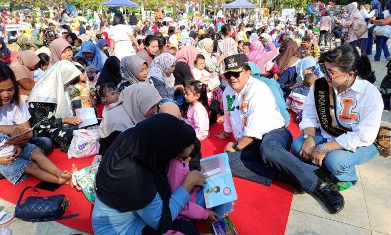 Bunda Literasi Kota Salatiga, Retno Robby Hernawan, menginisiasi kegiatan membacakan buku cerita anak secara serentak bersama 1.275 ibu di Salatiga. Kegiatan ini digelar di Kota Salatiga dalam rangka memperingati HUT ke-1.275 kota tersebut. Acara berlangsung pada momen peringatan HUT Salatiga ke-1.275 dan berhasil mencatatkan rekor di Lembaga Prestasi Indonesia Dunia (LEPRID) dengan nomor 912.