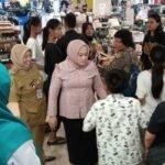 Pemerintah Kabupaten Semarang melalui Dinas Sosial bekerja sama dengan Baznas Kabupaten Semarang menyalurkan bantuan pendidikan kepada 18 anak terdampak di Desa Jatijajar, Kecamatan Bergas pada Senin (7/7/2025) untuk mendorong semangat belajar di tahun ajaran baru. Bantuan berupa paket sembako dan perlengkapan sekolah senilai Rp500 ribu per anak ini diserahkan secara simbolis di Luwes Ungaran dengan pendampingan Ketua TP PKK Kabupaten Semarang, Peni Ngesti Nugraha, yang menilai pembelanjaan langsung lebih tepat sasaran karena anak-anak dapat memilih sendiri kebutuhan mereka.