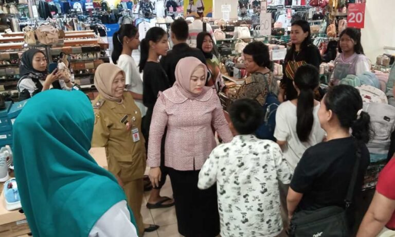 Pemerintah Kabupaten Semarang melalui Dinas Sosial bekerja sama dengan Baznas Kabupaten Semarang menyalurkan bantuan pendidikan kepada 18 anak terdampak di Desa Jatijajar, Kecamatan Bergas pada Senin (7/7/2025) untuk mendorong semangat belajar di tahun ajaran baru. Bantuan berupa paket sembako dan perlengkapan sekolah senilai Rp500 ribu per anak ini diserahkan secara simbolis di Luwes Ungaran dengan pendampingan Ketua TP PKK Kabupaten Semarang, Peni Ngesti Nugraha, yang menilai pembelanjaan langsung lebih tepat sasaran karena anak-anak dapat memilih sendiri kebutuhan mereka.