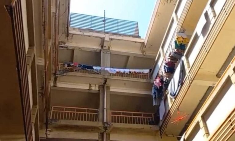 Kondisi Rumah Susun Sederhana Sewa (Rusunawa) Ambarawa di Kabupaten Semarang mengalami kerusakan serius, membuat sejumlah unit kamar tidak layak huni akibat kebocoran dan kurangnya perawatan. Keluhan disampaikan oleh penghuni seperti Sri Fajarwati (54) yang telah tinggal sejak 2019, serta dibenarkan saat inspeksi mendadak oleh Komisi C DPRD Kabupaten Semarang yang dipimpin Wisnu Wahyudi.