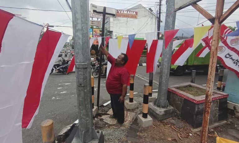 Menjelang peringatan HUT ke-80 Republik Indonesia, para penjual bendera Merah Putih mulai bermunculan di berbagai titik Kabupaten Semarang, termasuk Dede Yana Setiyana asal Tasikmalaya dan Drajat dari Ciamis, yang memilih berjualan di sudut strategis seperti Alun-Alun Lama Ungaran dan Jalan MT Haryono. Aktivitas ini terlihat sejak pertengahan hingga akhir Juli 2025 sebagai bentuk menyambut bulan kemerdekaan.