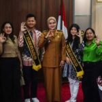Wakil Wali Kota Salatiga, Nina Agustin, menerima audiensi Duta Genre Kota Salatiga, Sheila dan Cielo, bersama orang tua mereka di Ruang Kerja Wakil Wali Kota pada Selasa, 1 Juli 2025, untuk membahas persiapan lomba Duta Genre tingkat Provinsi. Sheila dan Cielo melaporkan perkembangan karantina dan tantangan yang telah mereka jalani dan meminta dukungan promosi dari pemerintah agar Duta Genre Salatiga semakin dikenal.