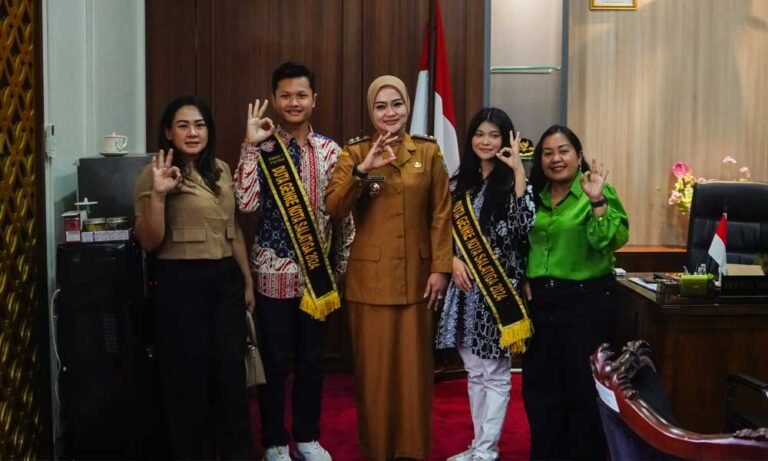 Wakil Wali Kota Salatiga, Nina Agustin, menerima audiensi Duta Genre Kota Salatiga, Sheila dan Cielo, bersama orang tua mereka di Ruang Kerja Wakil Wali Kota pada Selasa, 1 Juli 2025, untuk membahas persiapan lomba Duta Genre tingkat Provinsi. Sheila dan Cielo melaporkan perkembangan karantina dan tantangan yang telah mereka jalani dan meminta dukungan promosi dari pemerintah agar Duta Genre Salatiga semakin dikenal.