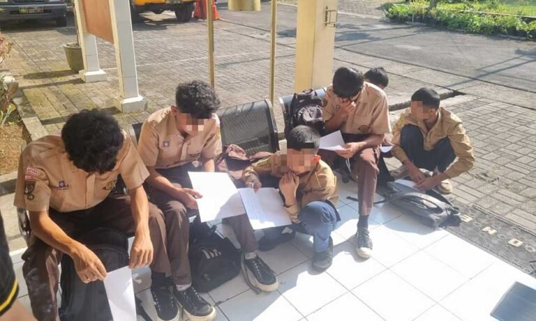 ChatGPT bilang: Polsek Sidorejo Polres Salatiga mengamankan dan memberikan pembinaan kepada enam siswa yang kedapatan membolos sekolah di area Makam Bong, Kelurahan Sidorejo Lor, Kecamatan Sidorejo, Kota Salatiga, pada Jumat (25/07/2025), sebagai bentuk kepedulian terhadap dunia pendidikan. Para siswa yang berasal dari SMAN 1 Tuntang dan SMK Muhammadiyah Salatiga itu diketahui bolos saat personel Polsek tengah berolahraga di Jalan Ki Penjawi dan melihat mereka berkumpul di area makam.