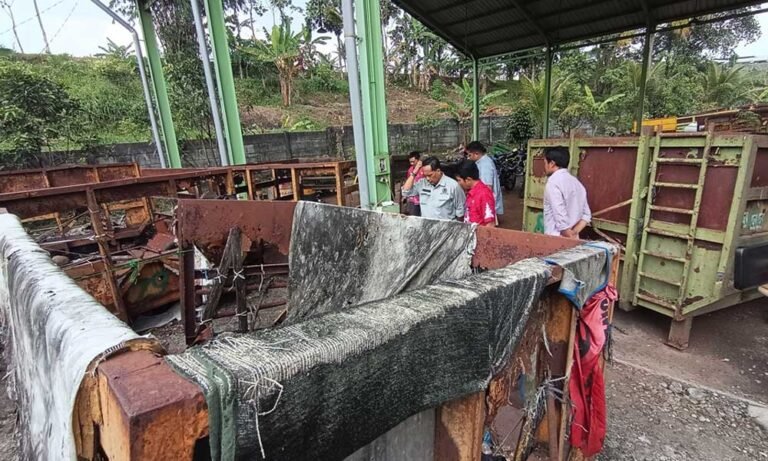 Sebanyak 21 dari 98 kontainer sampah milik Dinas Lingkungan Hidup (DLH) Kabupaten Semarang mengalami kerusakan berat hingga tidak bisa digunakan, sementara sebagian besar lainnya rusak ringan hingga sedang namun tetap dioperasikan. Sekretaris DLH Kabupaten Semarang, Sri Utami, mengungkapkan kondisi tersebut saat ditemui di garasi dump truck DLH pada Kamis, 24 Juli 2025.