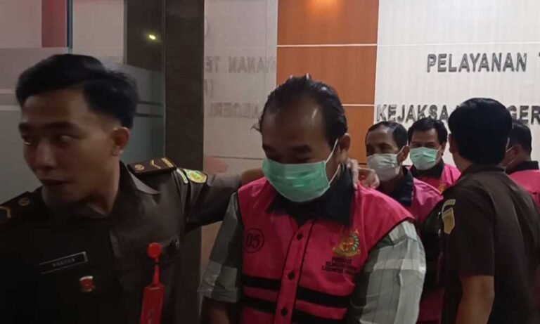 Kejaksaan Negeri Kabupaten Semarang menetapkan lima orang tersangka dalam kasus dugaan tindak pidana korupsi Program Pendaftaran Tanah Sistematis Lengkap (PTSL) Tahun 2020. Penetapan tersebut disampaikan oleh Kepala Kejari Semarang Ismail Fahmi bersama tim penyidik, setelah pemeriksaan para tersangka yang sebelumnya berstatus saksi pada Senin (28/7/2025) di Kantor Kejari Kabupaten Semarang.