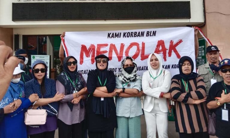 Sejumlah nasabah Koperasi BLN dari berbagai kota di Jawa Tengah mendatangi Pengadilan Negeri Salatiga pada Kamis (3/7/2025) untuk menolak gugatan class action yang dinilai tidak mewakili kepentingan mereka. Mereka memprotes di halaman PN Salatiga dengan membentangkan spanduk sebagai penolakan terhadap Gugatan No. 44/PDT, karena merasa gugatan tersebut hanya upaya untuk mengulur waktu pembayaran ganti rugi dari Koperasi BLN.