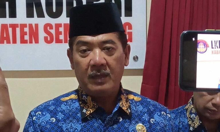 Beredarnya kabar tentang pengumpulan iuran hadiah pensiun untuk Sekretaris Daerah (Sekda) Kabupaten Semarang, Djarot Supriyoto, mendapat bantahan dari sejumlah pejabat dan ASN di lingkungan Pemkab Semarang. Kepala BKUD Rudibdo dan Asisten Pemerintahan Rudi Susanto menyampaikan klarifikasi dari Kabupaten Semarang pada Selasa, 29 Juli 2025, setelah potongan surat berisi rincian dana untuk sepeda motor Yamaha NMAX dan karikatur tersebar di media sosial.