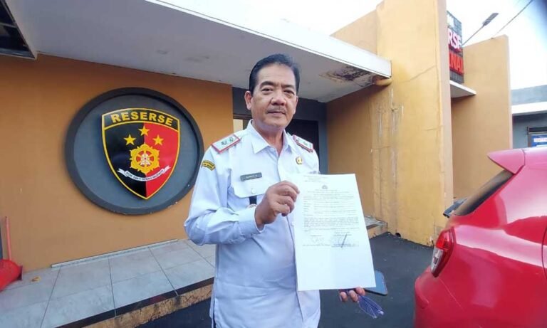Akun Instagram @dinaskegelapan_kaptensemarang dilaporkan oleh Sekretaris Daerah Kabupaten Semarang, Djarot Supriyoto, ke Polres Semarang pada Rabu, 30 Juli 2025, karena menyebarkan unggahan hoaks berupa surat edaran yang mencatut namanya dan berisi permintaan iuran kepada ASN untuk pembelian hadiah purna tugas.