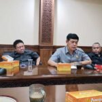 Anggota Panitia Angket DPRD Kota Salatiga menyimpulkan bahwa rencana pemindahan Pasar Pagi merupakan kebijakan Wali Kota Salatiga yang terungkap dalam jumpa pers pada Senin (7/7/2025) di Salatiga. Kesimpulan ini diambil setelah panitia mengumpulkan fakta dari berbagai pihak, termasuk Dinas Perdagangan, Dinas Lingkungan Hidup, Sekretariat Daerah, Bagian Hukum, Bappeda, komunitas pasar, delapan paguyuban, hingga ojek dan buruh gendong.