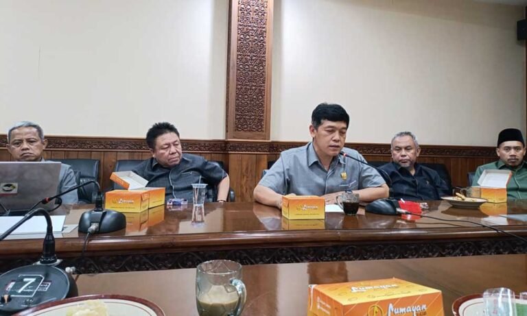 Anggota Panitia Angket DPRD Kota Salatiga menyimpulkan bahwa rencana pemindahan Pasar Pagi merupakan kebijakan Wali Kota Salatiga yang terungkap dalam jumpa pers pada Senin (7/7/2025) di Salatiga. Kesimpulan ini diambil setelah panitia mengumpulkan fakta dari berbagai pihak, termasuk Dinas Perdagangan, Dinas Lingkungan Hidup, Sekretariat Daerah, Bagian Hukum, Bappeda, komunitas pasar, delapan paguyuban, hingga ojek dan buruh gendong.