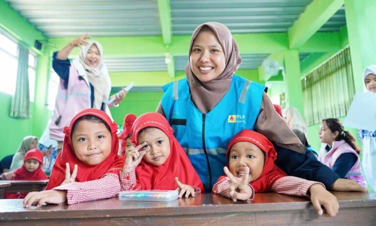 Srikandi PLN Icon Plus SBU Regional Jawa Bagian Tengah menggelar kegiatan sosial dan edukatif di TK ABA 43 Banyumanik, Semarang, dalam rangka memperingati Hari Anak Nasional 2025, sebagai bentuk komitmen mendampingi tumbuh kembang anak sejak dini. Acara yang berlangsung pada Selasa, 29 Juli 2025 ini melibatkan para siswa dalam aktivitas edukatif seperti demonstrasi menyikat gigi oleh tenaga medis RS Banyumanik dan lomba mewarnai yang menyenangkan.