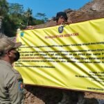 Aktivitas penambangan yang masih berlangsung di wilayah Warak RW VI, Kelurahan Dukuh, Kecamatan Sidomukti, Kota Salatiga akhirnya dihentikan oleh Satpol PP Kota Salatiga bersama TNI, Polri, Kejaksaan, Camat, Lurah, dan masyarakat setempat pada Jumat (11/7/2025). Tindakan ini dilakukan oleh Plt Kepala Satpol PP Guntur Junanto sebagai bentuk penegakan Perda Nomor 3 Tahun 2023 tentang Tata Ruang Kota Salatiga yang mengatur pemanfaatan ruang secara legal dan berkelanjutan.