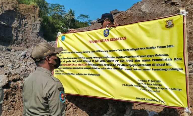 Aktivitas penambangan yang masih berlangsung di wilayah Warak RW VI, Kelurahan Dukuh, Kecamatan Sidomukti, Kota Salatiga akhirnya dihentikan oleh Satpol PP Kota Salatiga bersama TNI, Polri, Kejaksaan, Camat, Lurah, dan masyarakat setempat pada Jumat (11/7/2025). Tindakan ini dilakukan oleh Plt Kepala Satpol PP Guntur Junanto sebagai bentuk penegakan Perda Nomor 3 Tahun 2023 tentang Tata Ruang Kota Salatiga yang mengatur pemanfaatan ruang secara legal dan berkelanjutan.
