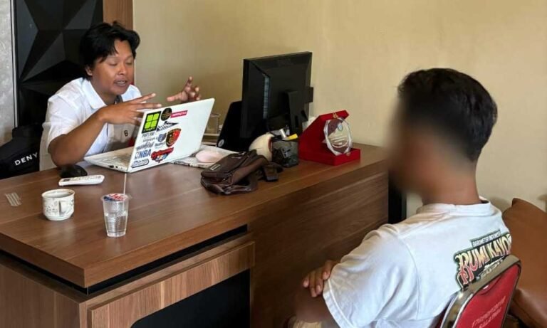 Seorang pria berinisial S (45), warga Salatiga, ditangkap Unit PPA Satreskrim Polres Salatiga atas dugaan pencabulan terhadap anak tirinya yang masih balita setelah ibunya, DE (26), melaporkan kejadian tersebut pada Jumat (25/4/2025).