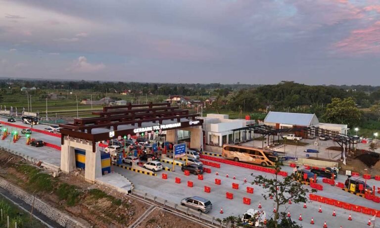 PT Jasamarga Jogja Solo (JMJ) mengoperasikan Segmen Klaten-Prambanan dari Jalan Tol Solo-Yogyakarta-NYIA Kulonprogo sepanjang 7,85 km tanpa tarif mulai 2 Juli 2025 pukul 06.00 WIB, dengan pengoperasian dilakukan oleh JMJ di ruas yang menghubungkan jalan utama Solo-Yogyakarta dan melayani transaksi keluar di Gerbang Tol Prambanan.