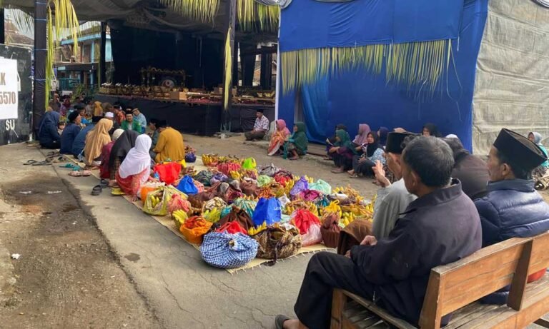Ratusan warga Dusun Sawit, Desa Girirejo, Kecamatan Ngablak, Kabupaten Magelang, menggelar tradisi Saparan pada Selasa, 29 Juli 2025, sebagai bentuk syukur atas berkah dan keselamatan yang diterima serta untuk mempererat silaturahmi antarwarga. Tradisi ini dilaksanakan oleh masyarakat setempat yang tinggal di lereng Gunung Andong dan telah diwariskan secara turun-temurun.