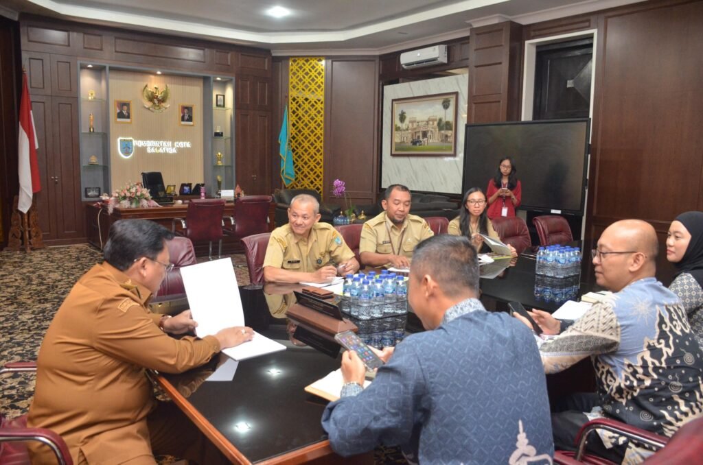 Wali Kota Salatiga, dr. Robby Hernawan, menerima audiensi dari Lembaga Pelatihan Kerja (LPK) Serbaindo di Ruang Kerja Wali Kota pada Selasa, 22 Juli 2025, sebagai bentuk komitmen bersama dalam mengentaskan pengangguran di Kota Salatiga.
