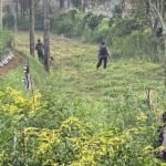 Seorang warga Dusun Ngelo, Desa Getasan, Kecamatan Getasan, Kabupaten Semarang, menemukan benda yang diduga granat saat membersihkan kebun cabainya pada Rabu (2/7/2025) sore. Warga bernama Handoyo (36) melaporkan temuannya kepada Bhabinkamtibmas dan Babinsa keesokan harinya setelah sempat menyimpan informasi tersebut karena khawatir.