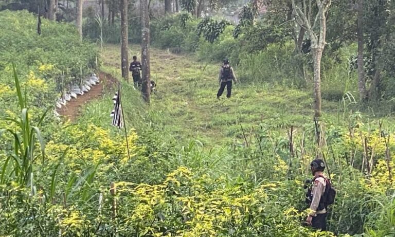 Seorang warga Dusun Ngelo, Desa Getasan, Kecamatan Getasan, Kabupaten Semarang, menemukan benda yang diduga granat saat membersihkan kebun cabainya pada Rabu (2/7/2025) sore. Warga bernama Handoyo (36) melaporkan temuannya kepada Bhabinkamtibmas dan Babinsa keesokan harinya setelah sempat menyimpan informasi tersebut karena khawatir.
