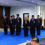 Sebanyak 10 pejabat eselon II di lingkup Pemkot Salatiga dimutasi ke posisi baru melalui pelantikan yang dipimpin Wali Kota dr. Robby Hernawan SpOG pada Selasa, 5 Agustus 2025, di lantai IV Gedung Setda Kota Salatiga, dengan para pejabat pria mengenakan jas berdasi.